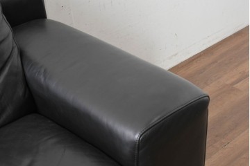 中古　Domicil(ドミシール)　モダンな佇まいの2人掛けソファ　定価約36万円　(R-089473)