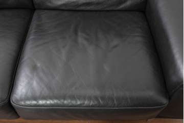 中古　Domicil(ドミシール)　モダンな佇まいの2人掛けソファ　定価約36万円　(R-089473)
