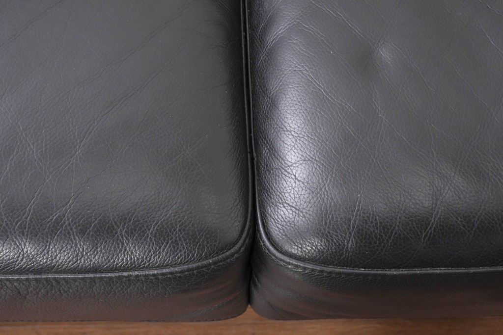 中古　Domicil(ドミシール)　モダンな佇まいの2人掛けソファ　定価約36万円　(R-089473)