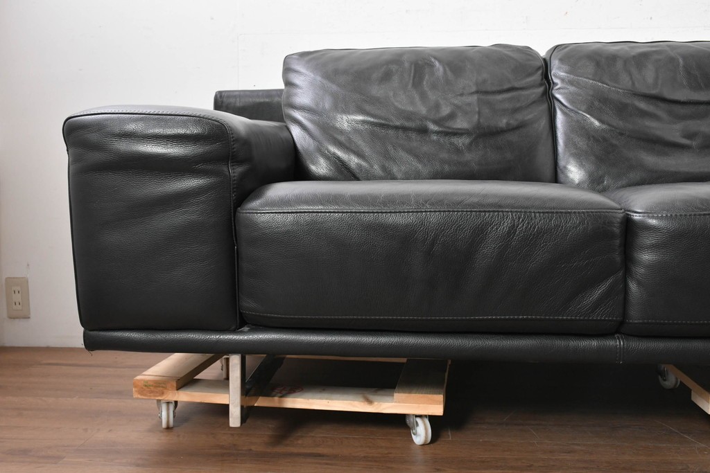 中古　Domicil(ドミシール)　モダンな佇まいの2人掛けソファ　定価約36万円　(R-089473)