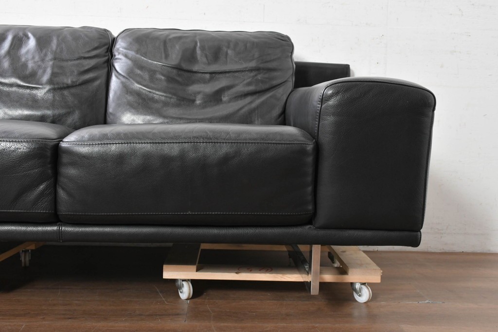 中古　Domicil(ドミシール)　モダンな佇まいの2人掛けソファ　定価約36万円　(R-089473)
