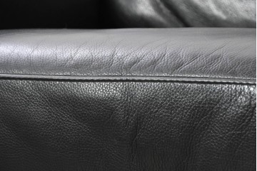 中古　Domicil(ドミシール)　モダンな佇まいの2人掛けソファ　定価約36万円　(R-089473)