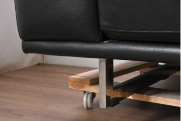 中古　Domicil(ドミシール)　モダンな佇まいの2人掛けソファ　定価約36万円　(R-089473)