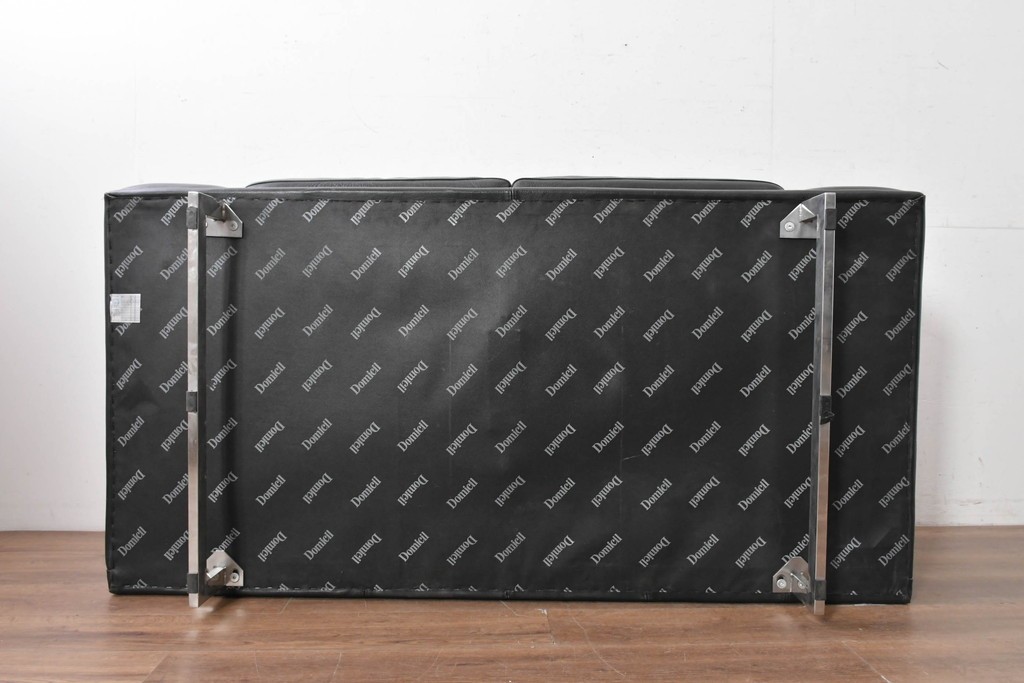 中古　Domicil(ドミシール)　モダンな佇まいの2人掛けソファ　定価約36万円　(R-089473)