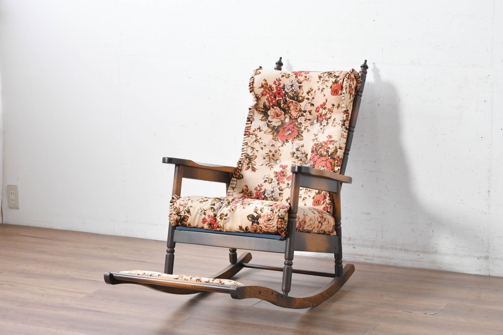 和製ヴィンテージ　希少な廃番品　MIKAWA FURNITURE(ミカワファニチャー)　花柄のクッションが愛らしいフットレスト付きロッキングチェア　(R-089474)