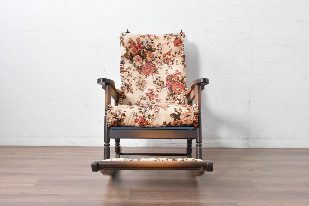 和製ヴィンテージ　希少な廃番品　MIKAWA FURNITURE(ミカワファニチャー)　花柄のクッションが愛らしいフットレスト付きロッキングチェア　(R-089474)