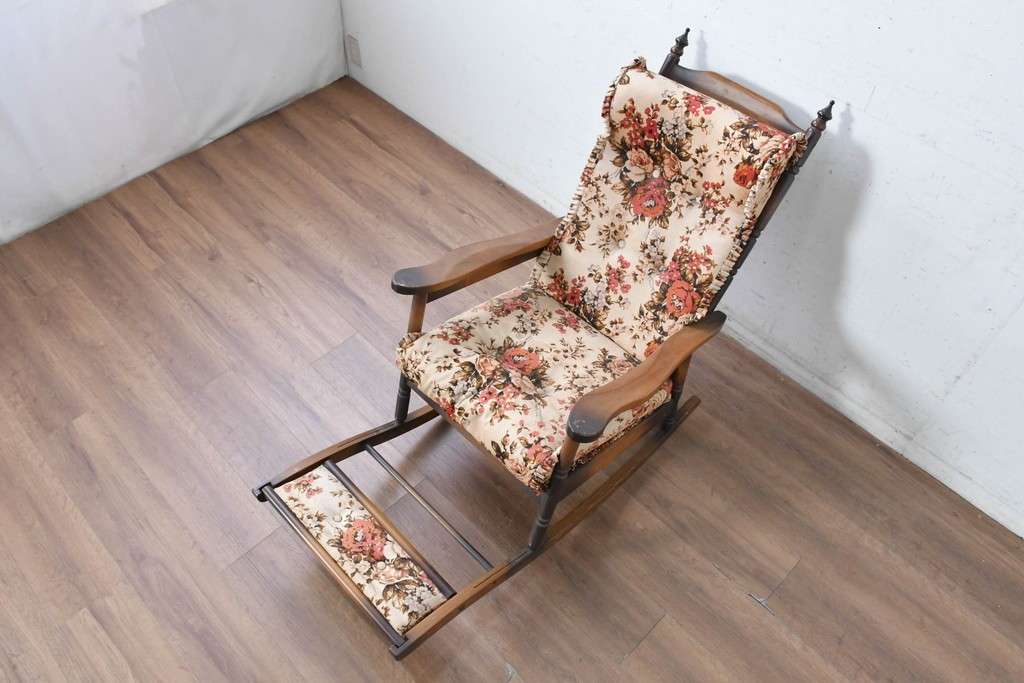 和製ヴィンテージ　希少な廃番品　MIKAWA FURNITURE(ミカワファニチャー)　花柄のクッションが愛らしいフットレスト付きロッキングチェア　(R-089474)