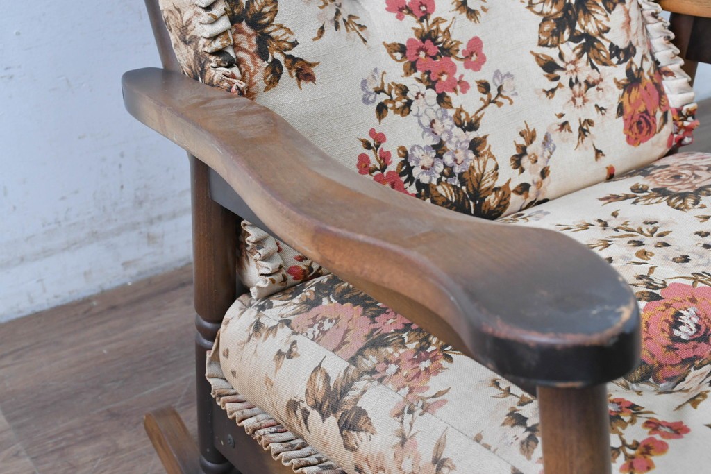 和製ヴィンテージ　希少な廃番品　MIKAWA FURNITURE(ミカワファニチャー)　花柄のクッションが愛らしいフットレスト付きロッキングチェア　(R-089474)