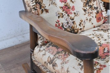 和製ヴィンテージ　希少な廃番品　MIKAWA FURNITURE(ミカワファニチャー)　花柄のクッションが愛らしいフットレスト付きロッキングチェア　(R-089474)
