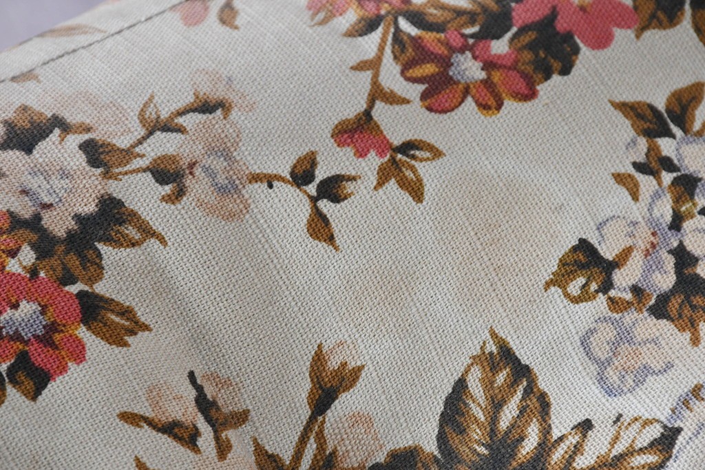 和製ヴィンテージ　希少な廃番品　MIKAWA FURNITURE(ミカワファニチャー)　花柄のクッションが愛らしいフットレスト付きロッキングチェア　(R-089474)