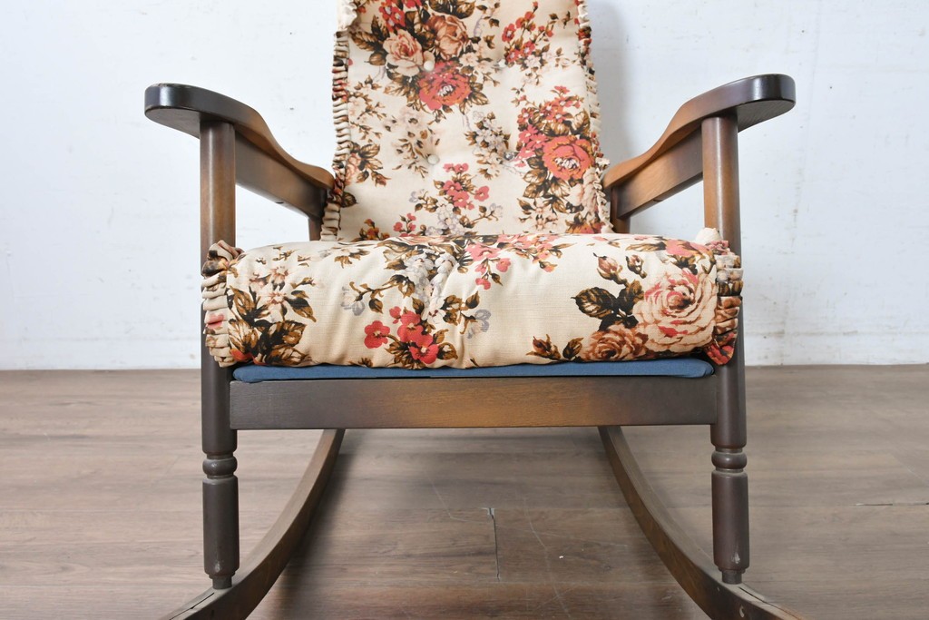 和製ヴィンテージ　希少な廃番品　MIKAWA FURNITURE(ミカワファニチャー)　花柄のクッションが愛らしいフットレスト付きロッキングチェア　(R-089474)