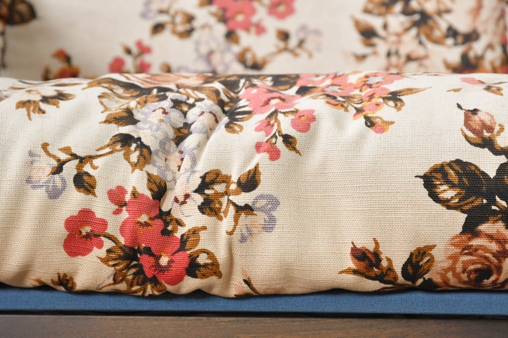和製ヴィンテージ　希少な廃番品　MIKAWA FURNITURE(ミカワファニチャー)　花柄のクッションが愛らしいフットレスト付きロッキングチェア　(R-089474)