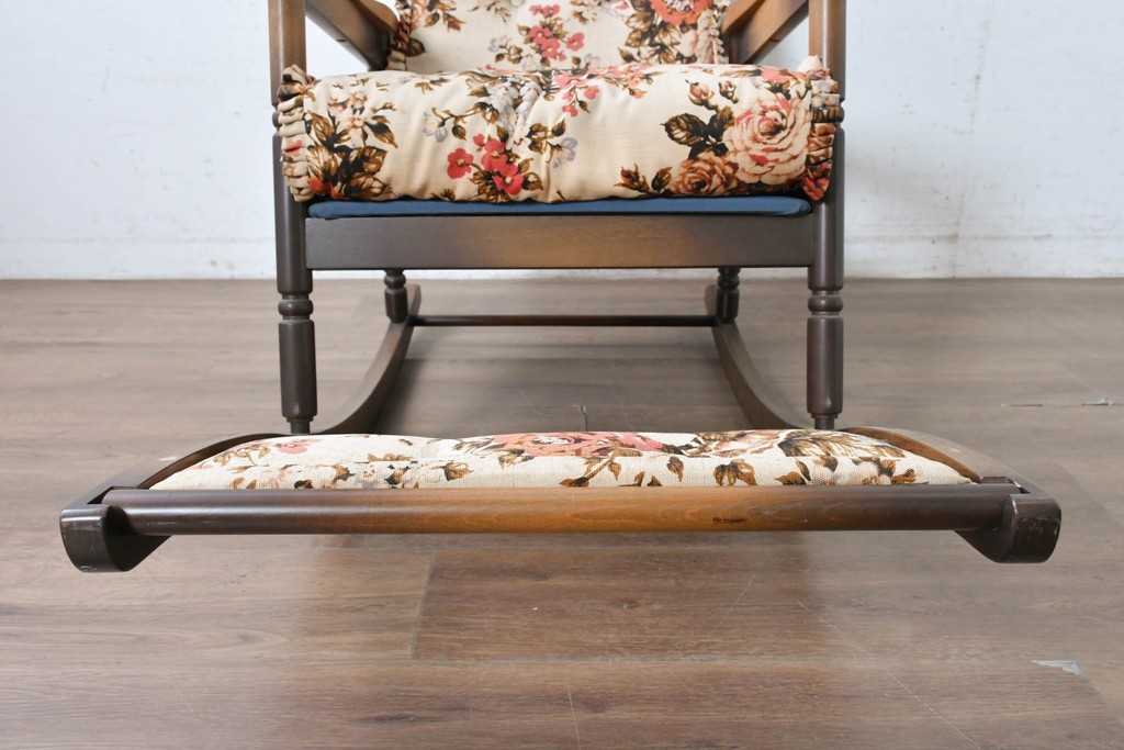 和製ヴィンテージ　希少な廃番品　MIKAWA FURNITURE(ミカワファニチャー)　花柄のクッションが愛らしいフットレスト付きロッキングチェア　(R-089474)