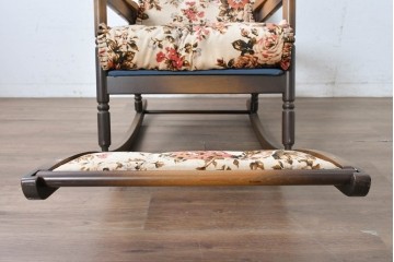 和製ヴィンテージ　希少な廃番品　MIKAWA FURNITURE(ミカワファニチャー)　花柄のクッションが愛らしいフットレスト付きロッキングチェア　(R-089474)