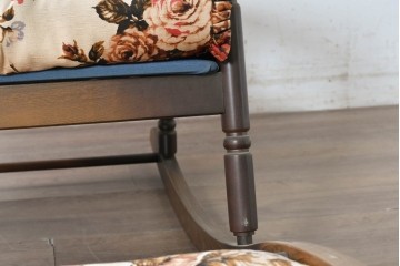 和製ヴィンテージ　希少な廃番品　MIKAWA FURNITURE(ミカワファニチャー)　花柄のクッションが愛らしいフットレスト付きロッキングチェア　(R-089474)