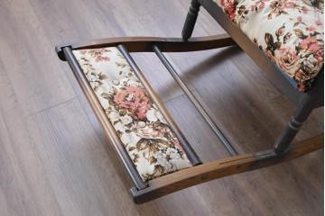 和製ヴィンテージ　希少な廃番品　MIKAWA FURNITURE(ミカワファニチャー)　花柄のクッションが愛らしいフットレスト付きロッキングチェア　(R-089474)