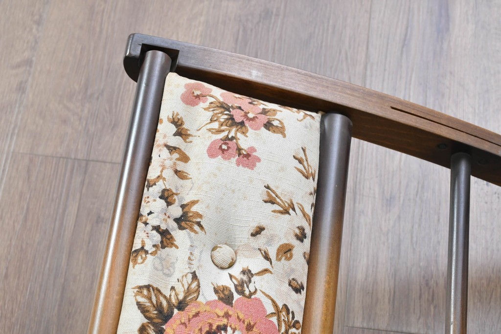 和製ヴィンテージ　希少な廃番品　MIKAWA FURNITURE(ミカワファニチャー)　花柄のクッションが愛らしいフットレスト付きロッキングチェア　(R-089474)