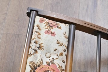 和製ヴィンテージ　希少な廃番品　MIKAWA FURNITURE(ミカワファニチャー)　花柄のクッションが愛らしいフットレスト付きロッキングチェア　(R-089474)