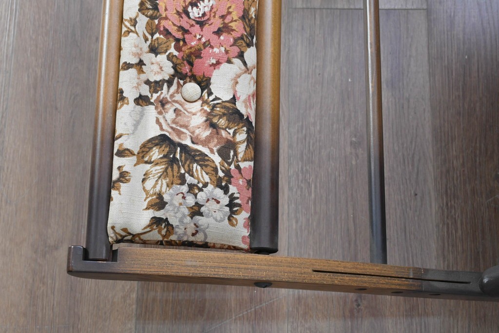 和製ヴィンテージ　希少な廃番品　MIKAWA FURNITURE(ミカワファニチャー)　花柄のクッションが愛らしいフットレスト付きロッキングチェア　(R-089474)