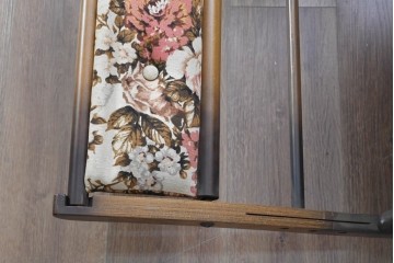 和製ヴィンテージ　希少な廃番品　MIKAWA FURNITURE(ミカワファニチャー)　花柄のクッションが愛らしいフットレスト付きロッキングチェア　(R-089474)