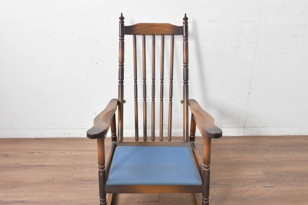 和製ヴィンテージ　希少な廃番品　MIKAWA FURNITURE(ミカワファニチャー)　花柄のクッションが愛らしいフットレスト付きロッキングチェア　(R-089474)