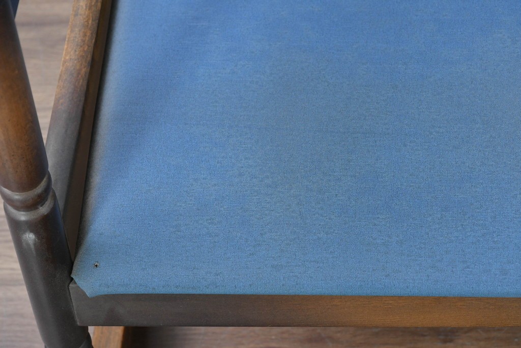 和製ヴィンテージ　希少な廃番品　MIKAWA FURNITURE(ミカワファニチャー)　花柄のクッションが愛らしいフットレスト付きロッキングチェア　(R-089474)