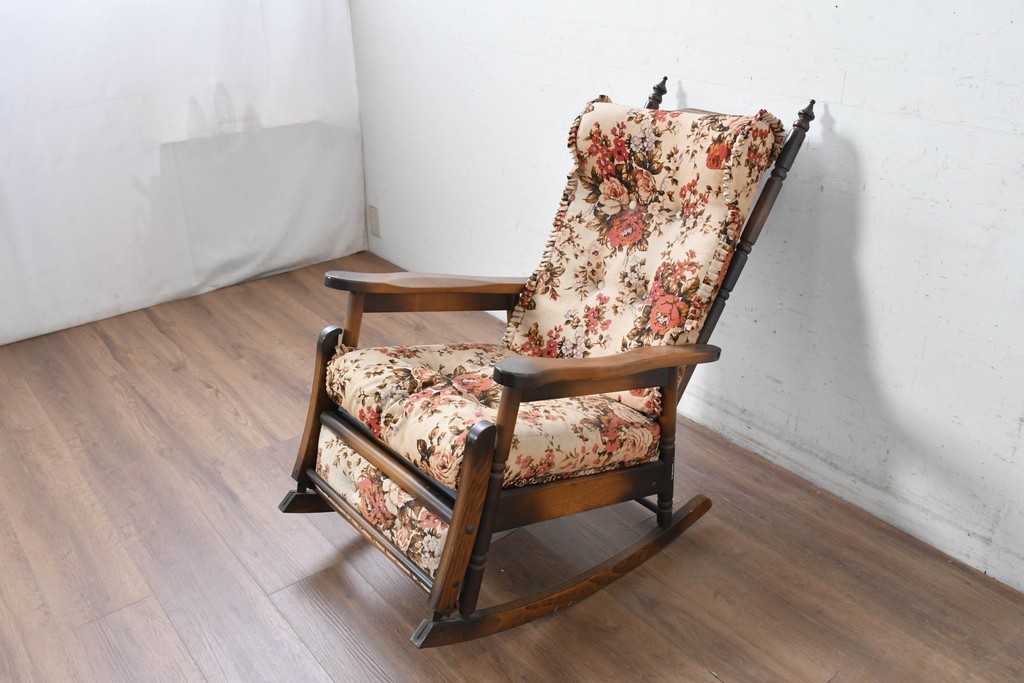 和製ヴィンテージ　希少な廃番品　MIKAWA FURNITURE(ミカワファニチャー)　花柄のクッションが愛らしいフットレスト付きロッキングチェア　(R-089474)