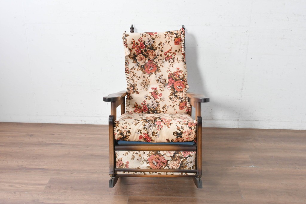 和製ヴィンテージ　希少な廃番品　MIKAWA FURNITURE(ミカワファニチャー)　花柄のクッションが愛らしいフットレスト付きロッキングチェア　(R-089474)