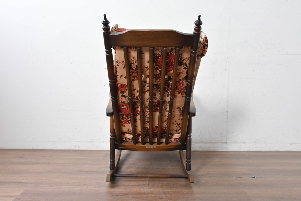 和製ヴィンテージ　希少な廃番品　MIKAWA FURNITURE(ミカワファニチャー)　花柄のクッションが愛らしいフットレスト付きロッキングチェア　(R-089474)