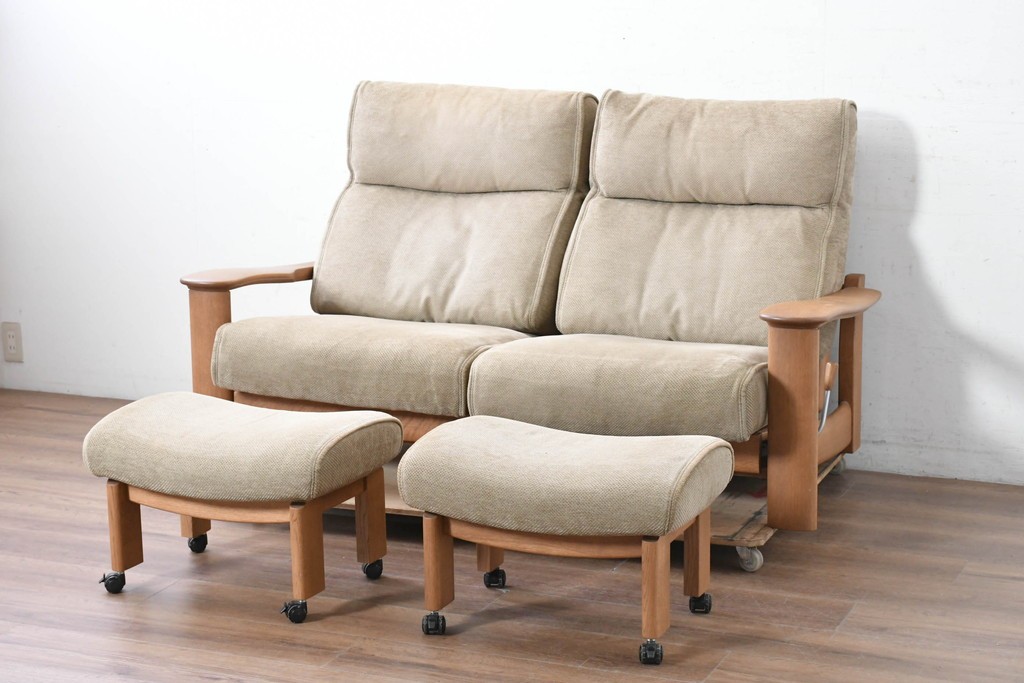 中古　カリモク家具(karimoku)　ナラ材　リクライニング機能付き　ナチュラルテイストなソファとオットマン2個のセット　(R-089475)