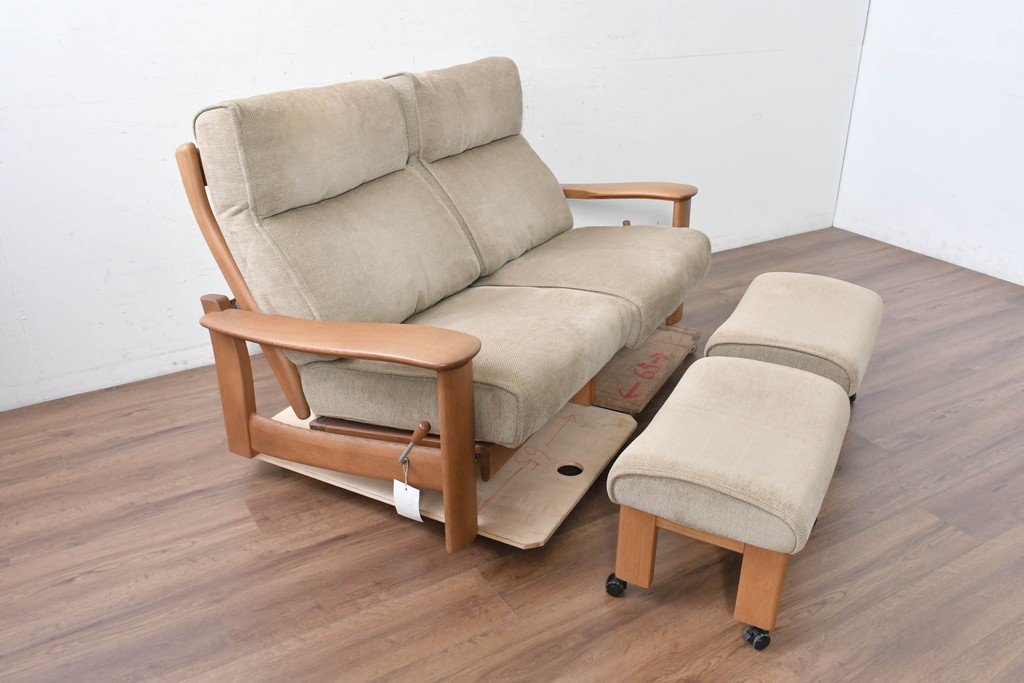 中古　カリモク家具(karimoku)　ナラ材　リクライニング機能付き　ナチュラルテイストなソファとオットマン2個のセット　(R-089475)