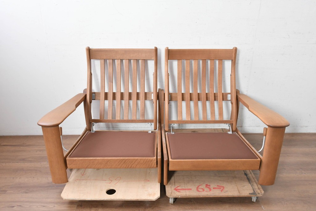 中古　カリモク家具(karimoku)　ナラ材　リクライニング機能付き　ナチュラルテイストなソファとオットマン2個のセット　(R-089475)