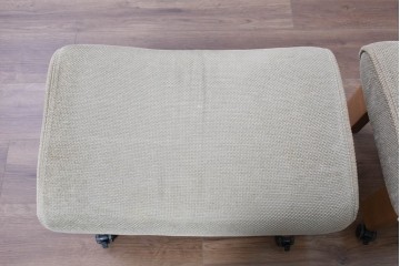 中古　カリモク家具(karimoku)　ナラ材　リクライニング機能付き　ナチュラルテイストなソファとオットマン2個のセット　(R-089475)