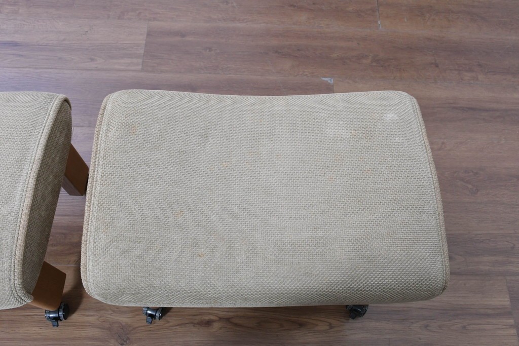 中古　カリモク家具(karimoku)　ナラ材　リクライニング機能付き　ナチュラルテイストなソファとオットマン2個のセット　(R-089475)