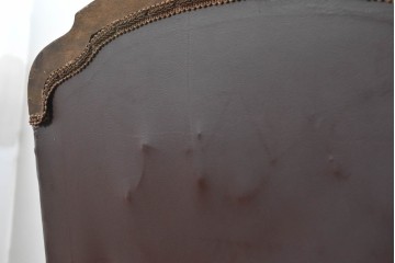 フランスアンティーク　本革　クラシカルな彫刻意匠が優美な1人掛けソファ　(R-089476)