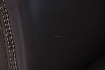フランスアンティーク　本革　クラシカルな彫刻意匠が優美な1人掛けソファ　(R-089477)