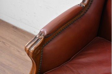 イギリスヴィンテージ　本革　彫刻装飾が優雅なウィングバックソファ　(R-089478)