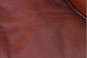 イギリスヴィンテージ　本革　彫刻装飾が優雅なウィングバックソファ　(R-089478)