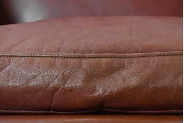 イギリスヴィンテージ　本革　彫刻装飾が優雅なウィングバックソファ　(R-089478)