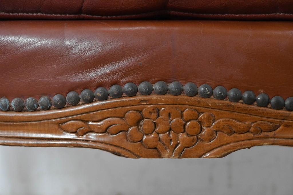 イギリスヴィンテージ　本革　彫刻装飾が優雅なウィングバックソファ　(R-089478)