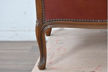 イギリスヴィンテージ　本革　彫刻装飾が優雅なウィングバックソファ　(R-089478)