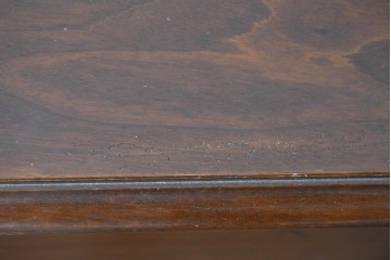 アメリカヴィンテージ　アンティーク調　落ち着いた佇まいのローチェスト　(R-089481)