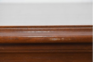 アメリカヴィンテージ　アンティーク調　落ち着いた佇まいのローチェスト　(R-089481)