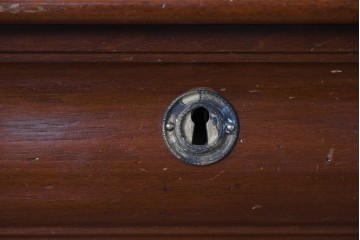 アメリカヴィンテージ　アンティーク調　落ち着いた佇まいのローチェスト　(R-089481)