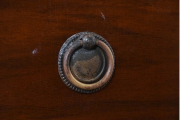 アメリカヴィンテージ　アンティーク調　落ち着いた佇まいのローチェスト　(R-089481)