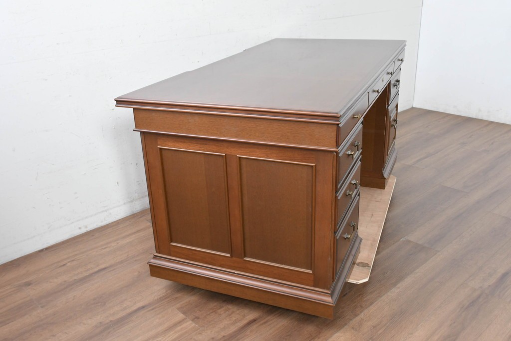 中古　希少な廃番品　maruni(マルニ木工)　地中海ロイヤルシリーズ(ROYAL)　重厚で品格のある両袖机　定価約56万円　(R-089484)