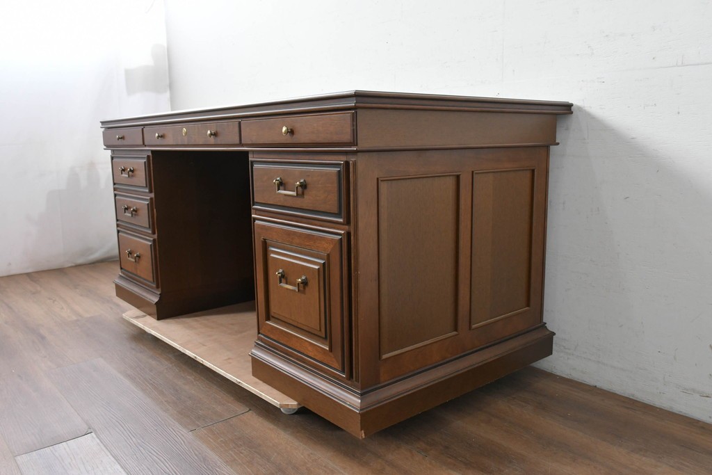 中古　希少な廃番品　maruni(マルニ木工)　地中海ロイヤルシリーズ(ROYAL)　重厚で品格のある両袖机　定価約56万円　(R-089484)