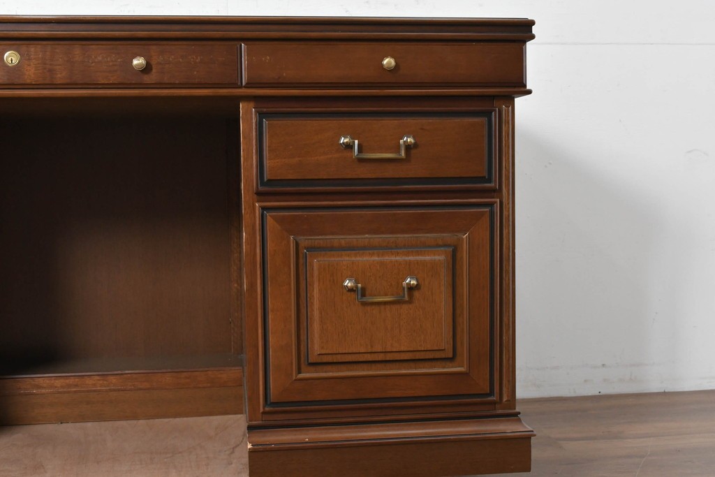 中古　希少な廃番品　maruni(マルニ木工)　地中海ロイヤルシリーズ(ROYAL)　重厚で品格のある両袖机　定価約56万円　(R-089484)