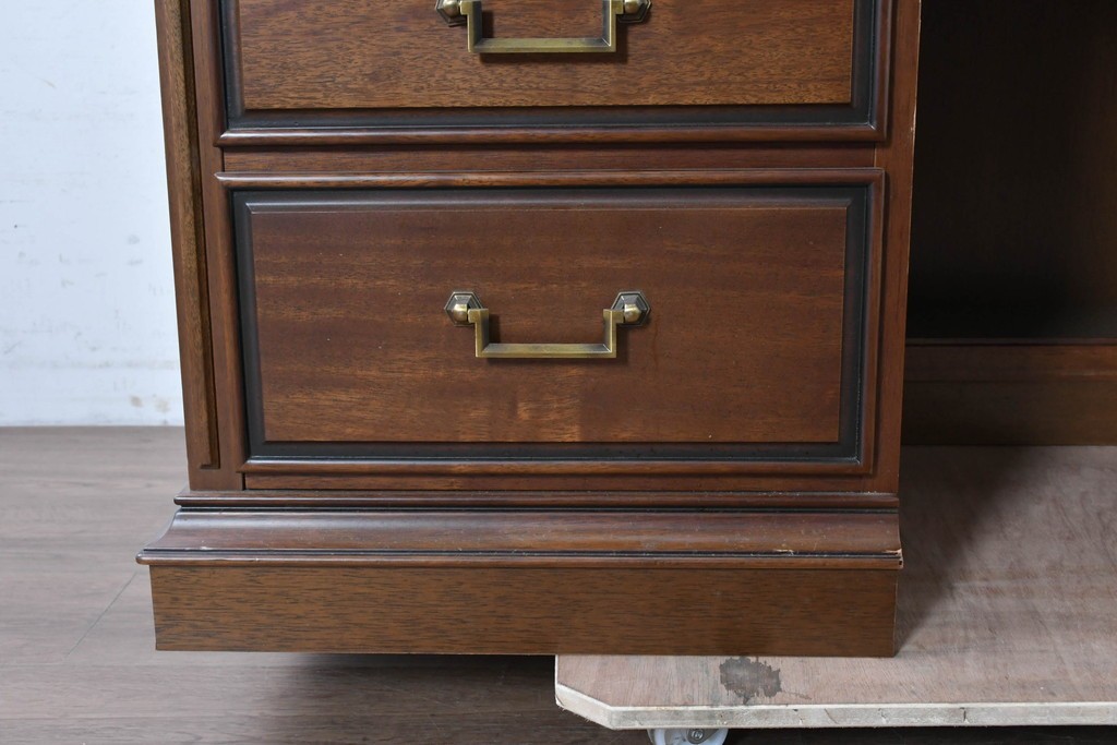 中古　希少な廃番品　maruni(マルニ木工)　地中海ロイヤルシリーズ(ROYAL)　重厚で品格のある両袖机　定価約56万円　(R-089484)