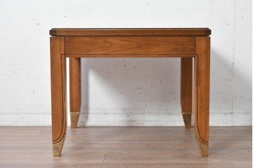 中古　アメリカ高級輸入家具　真鍮脚　天板の四分割の木目が目を引く正方形テーブル　(R-089485)